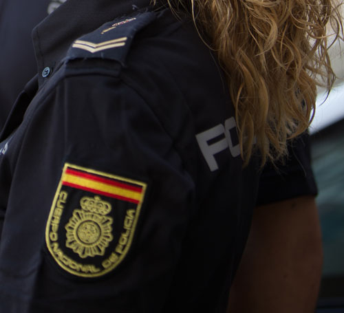 Escudos en uniforme de policía