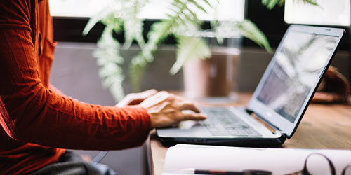 Persona treballant en un portàtil