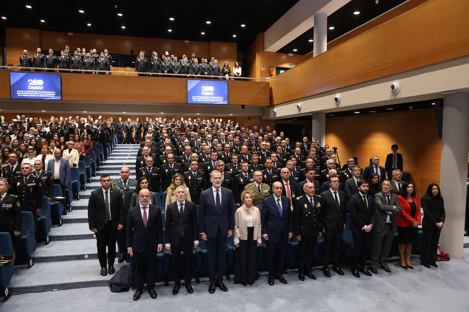 Imagen del Rey de España junto con autoridades y personal de la Policía Nacional, en un salón de actos de las instalaciones de Canillas.