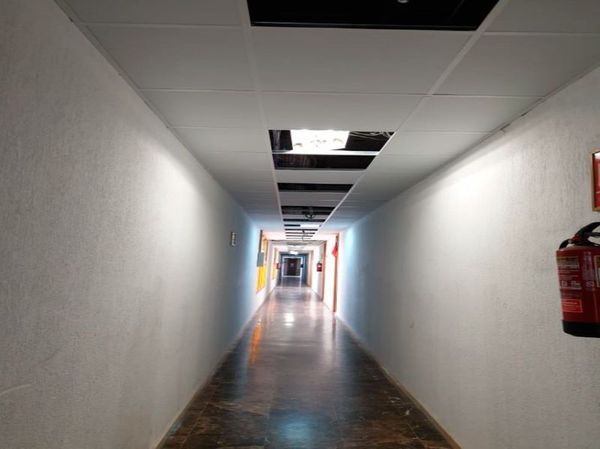Largo pasillo con el techo parcialmente cubierto