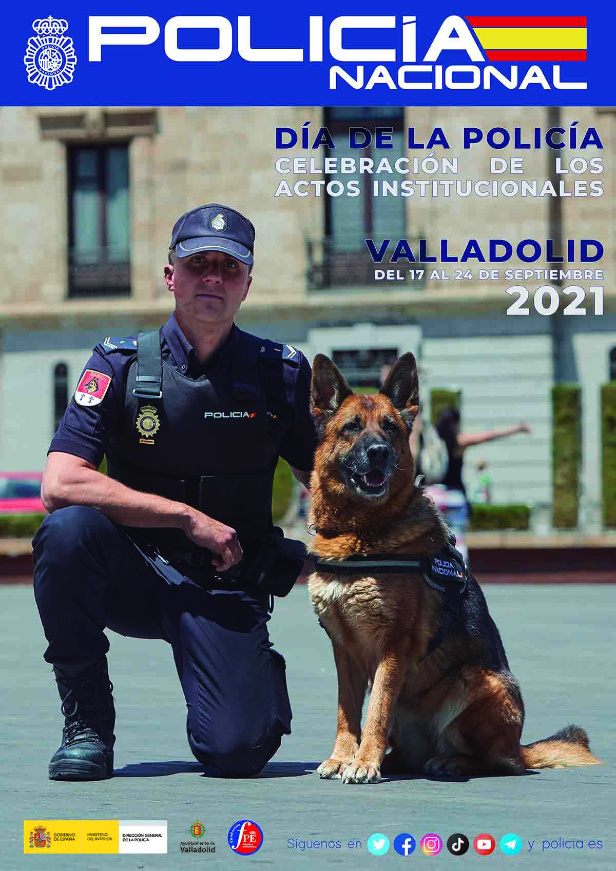 Cartel del Día de la Policía 2021 que se celebrará en Valladolid del 17 al 24 de septiembre. Un policía de guías caninos  arrodillado junto a su perro