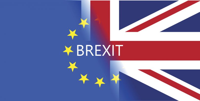 Composición con las banderas de Reino Unido y la Unión Europea con la palabra BREXIT en su centro.