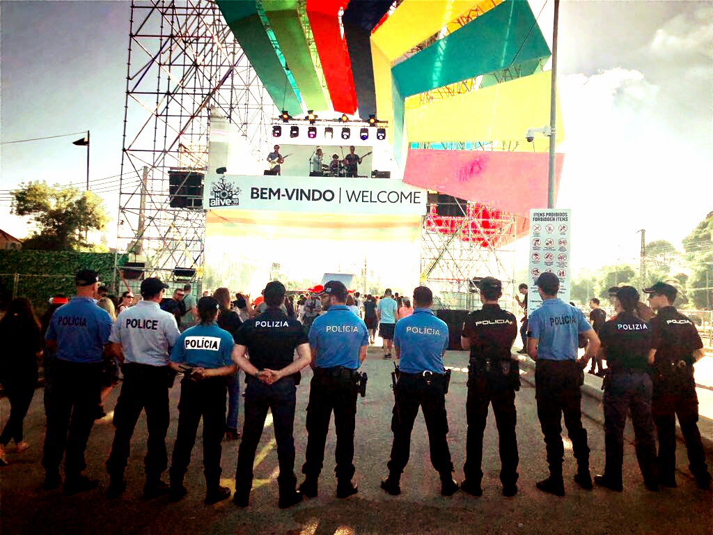 Diez policías de diversos países durante el festival Nos Alive 2018 de Portugal