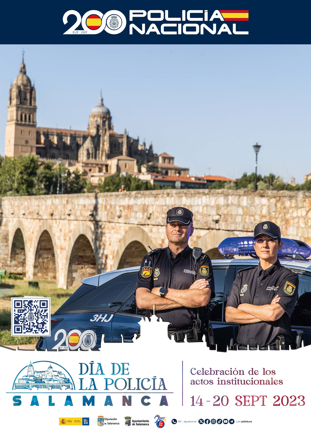 Cartel con dous policías de uniforme, home e muller, diante da Ponte Romana de Salamanca.