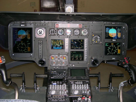 Fotografía en primer plano del panel de control de un helicóptero de la Policía Nacional.