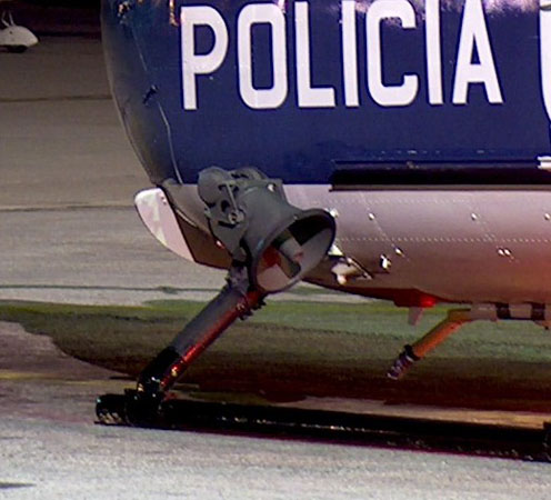 Fotografía en primer plano de unos altavoces instalados en el exterior de un helicóptero de la Policía Nacional.