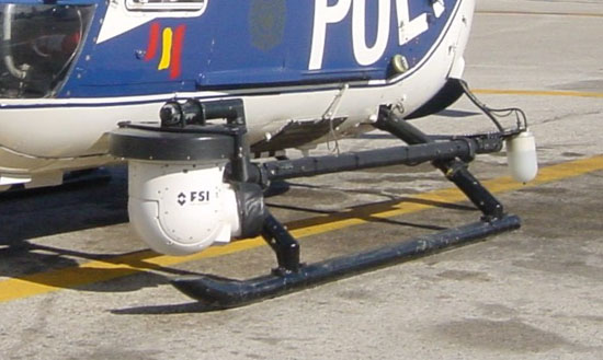 Fotografía en primer plano de una cámara giroscópica instalada en el exterior de un helicóptero de la Policía Nacional.