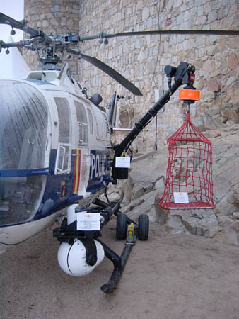 Fotografía en primer plano de una grúa instalada en el exterior de un helicóptero de la Policía Nacional.