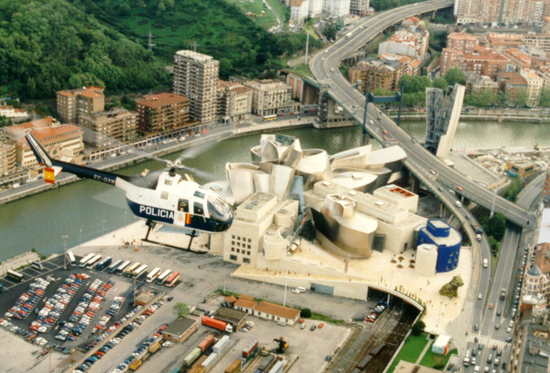 Helicóptero de Policía Nacional en vuelo sobre el Museo Guggenheim de Bilbao, realizando labores de seguridad en poblaciones.