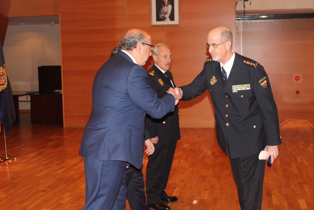 El Director General de la Policía, D. Germán López Iglesias, saludando a un Comisario Principal uniformado.