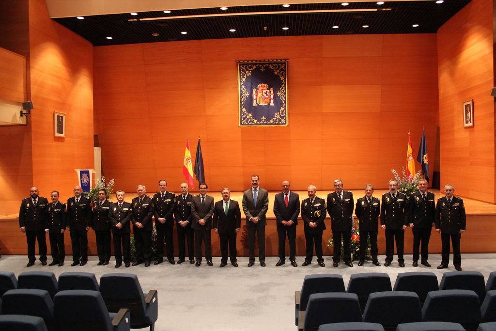 Plano general de S. M. el Rey posando junto a diversas autoridades asistentes a la inauguración.