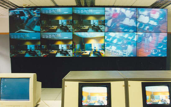 Imagen de las pantallas del centro de control de cámaras de un recinto deportivo.