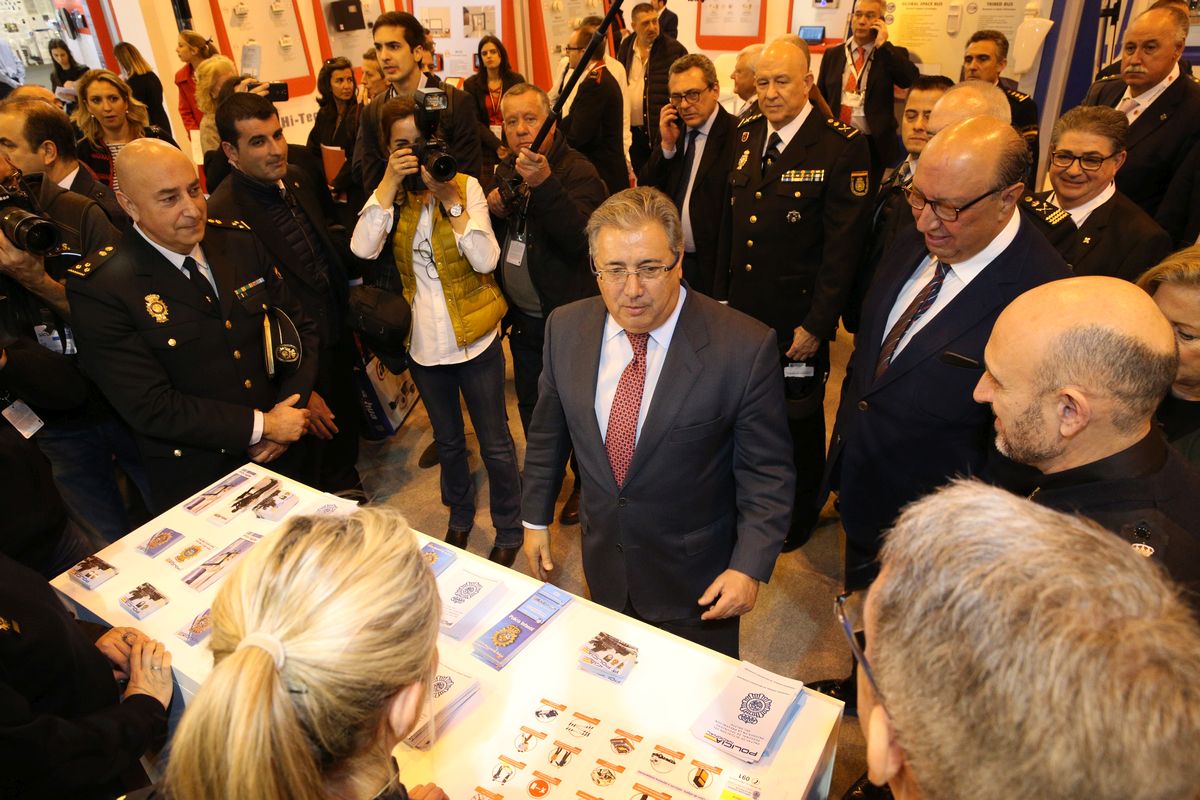 El Ministro del Interior, D. Juan Ignacio Zoido, visitando un mostrador que contiene diversos documentos policiales.