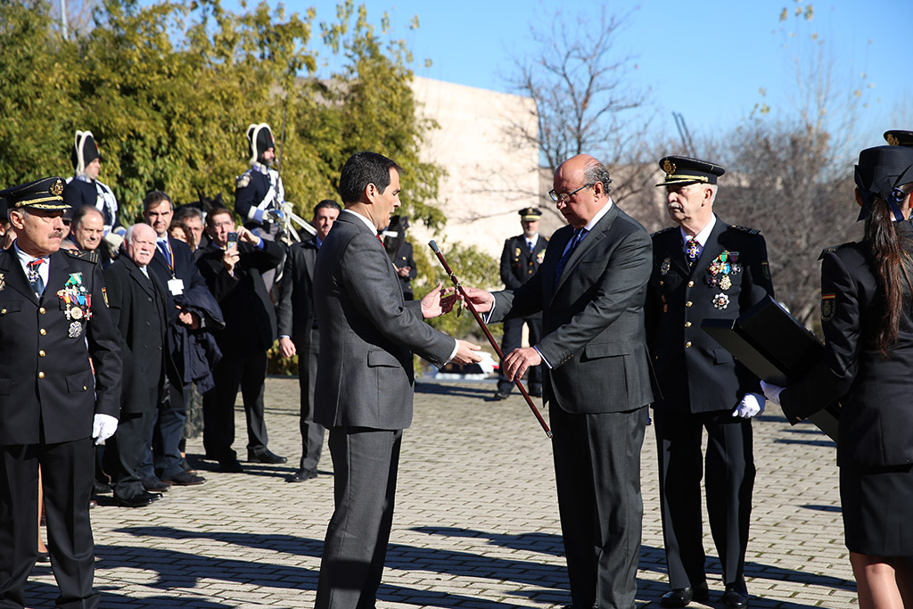 El Director General de la Policía entregando el Bastón de Mando al Secretario de Estado de Seguridad.