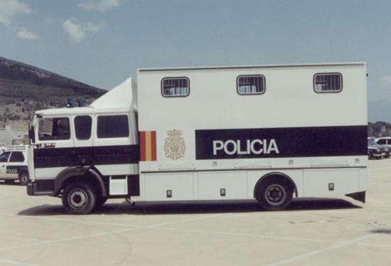 Camión con distintivos de la Policía Nacional con un remolque adecuado para el transporte de los caballos.