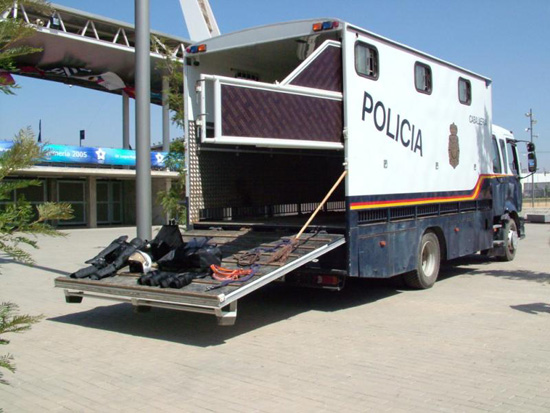Camión de la Policía Nacional con su remolque en el que se muestra el equipo táctico que utiliza el Servicio Especial de Caballería.