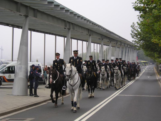 Policías Nacionales a caballo desfilan montados a caballo, uniformados con el traje de gala.