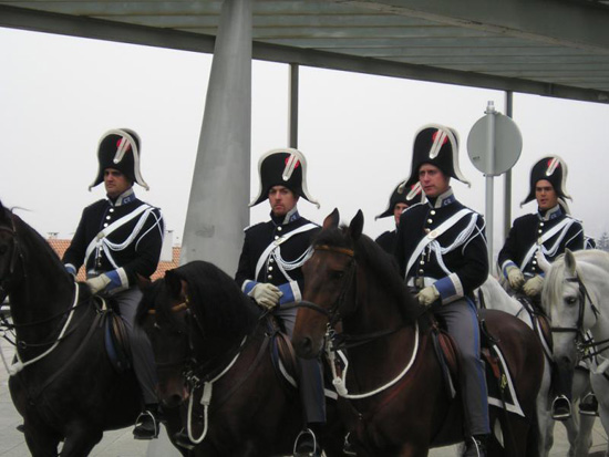Policías Nacionales montados a caballos uniformados con el traje de gala de época.