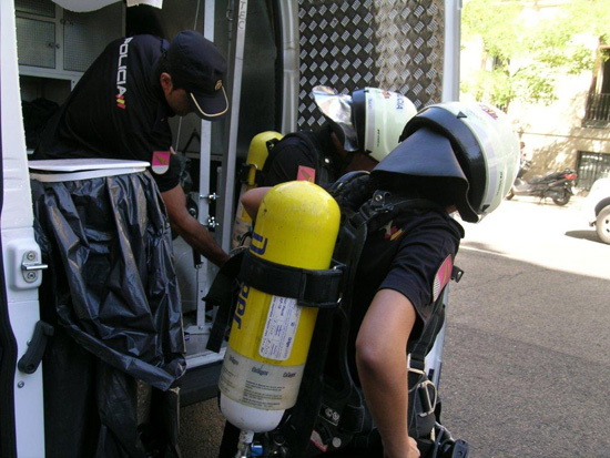 Policía Nacional de la Unidad de Subsuelo y Protección Ambiental se equipa con una botella de aire.