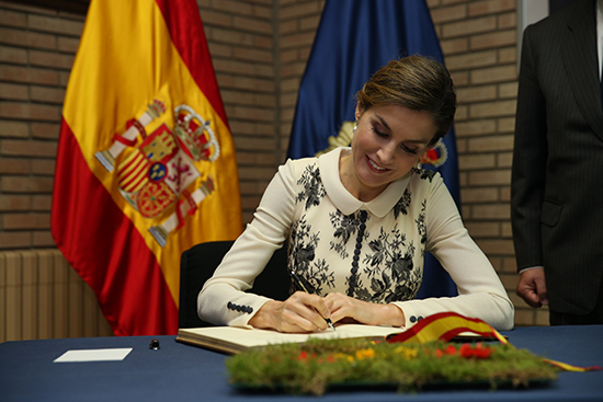 S.A.R. doña Leticia firmando en el libro de honor de la Escuela Nacional de Policía.