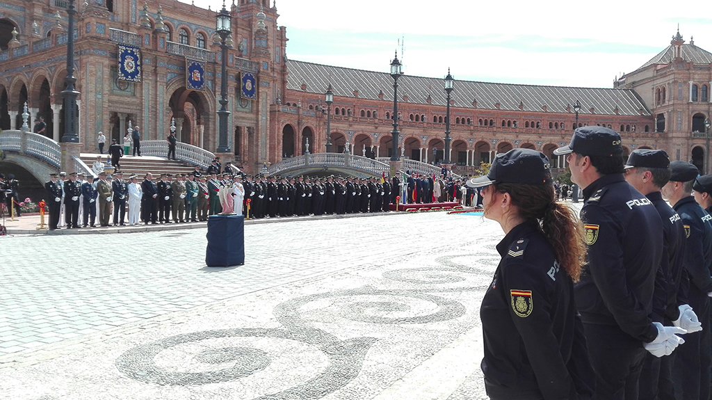 Autoridades civiles, militares y policiales frente a una formación de Policías Nacionales en la Plaza de España de Sevilla.