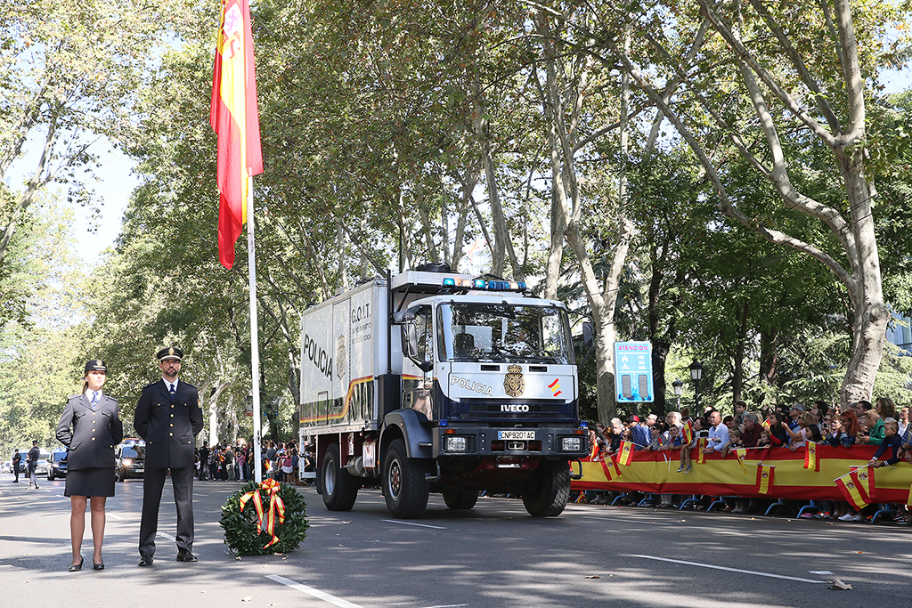 Desfile de vehículos de la Policía Nacional, al paso un camión del Grupo Operativo de Intervenciones Técnicas GOIT