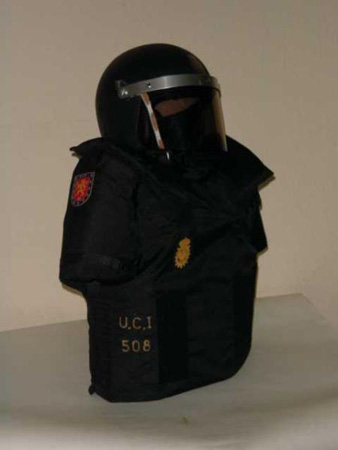 Imagen del material de protección del personal UIP. Se observa el chaleco anti trauma y el casco. Ambos material de dotación individual.
