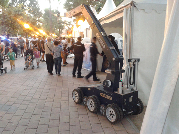 Robot AUNAV – 75, utilizado por los TEDAX para la desactivación de explosivos, expuesto en vía pública formando parte de la exposición.