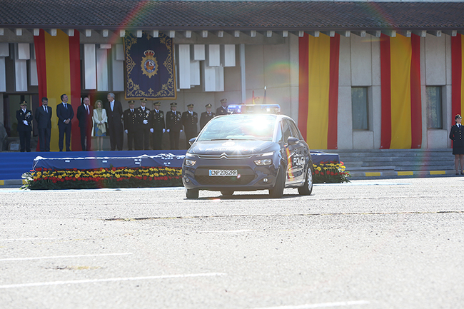 Vehículo policial rotulado, Citroën C4 Picasso, frente a la escalinata de la ENP dónde se ubican distintas autoridades policiales.