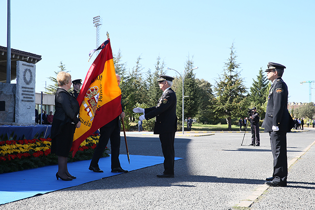 El Ministro del Interior, D. Jorge Fernández Díaz, hace entrega de la bandera nacional a un uniformado en la explanada de la ENP.
