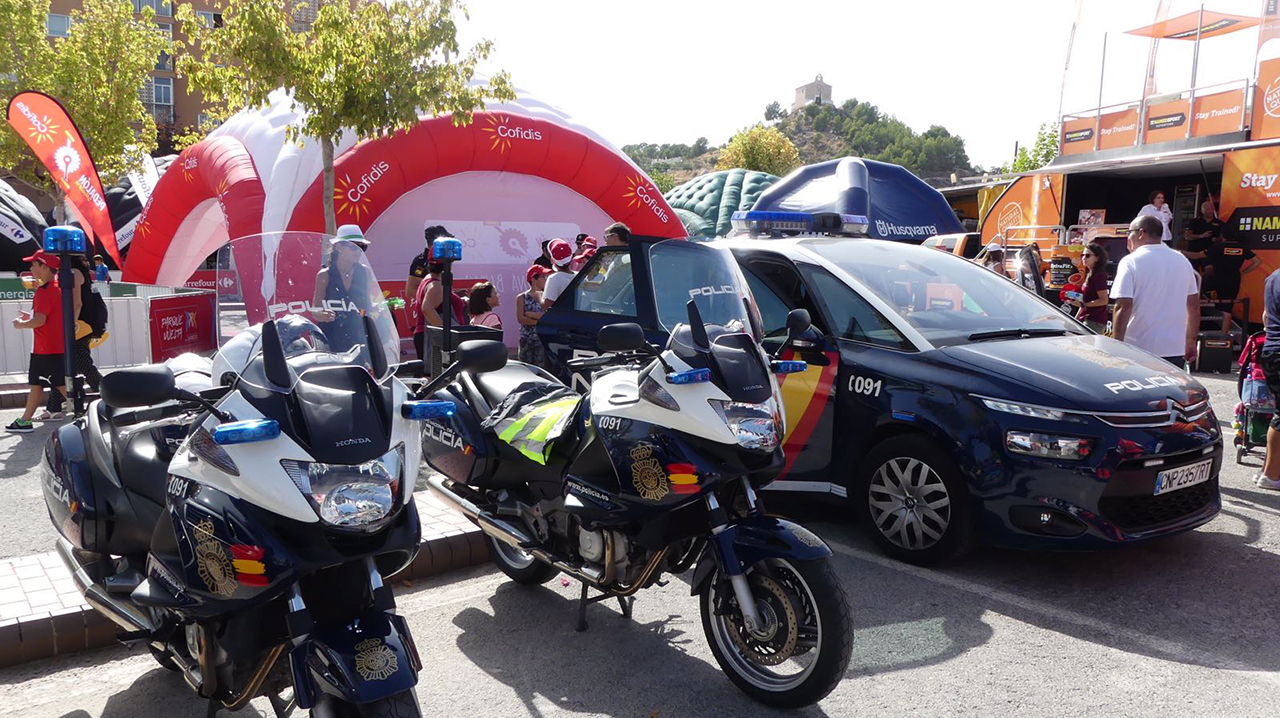 Tres vehículos policiales, dos motocicletas y un coche Z Toyota Prius hibrido