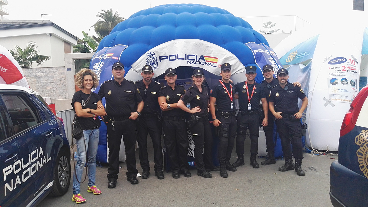 Posado miembros de la Policía Nacional que participan en la vuelta ciclista etapa 9 