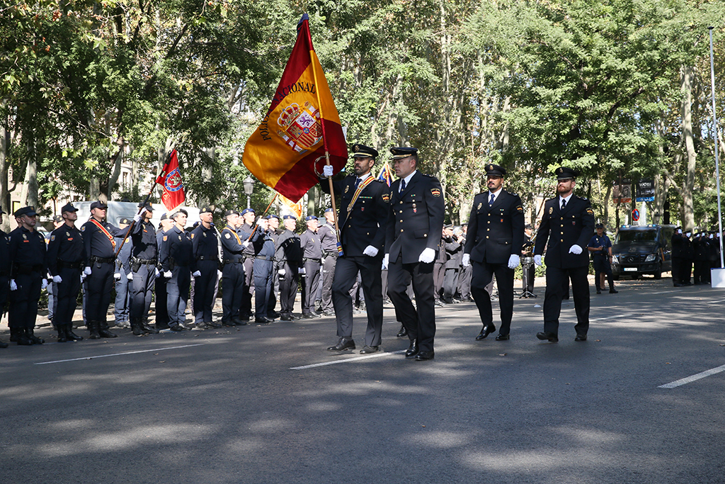 Saludo de una Unidad de Intervención Policial UIP, al paso de la Bandera Nacional portada por un Policía Nacional.
