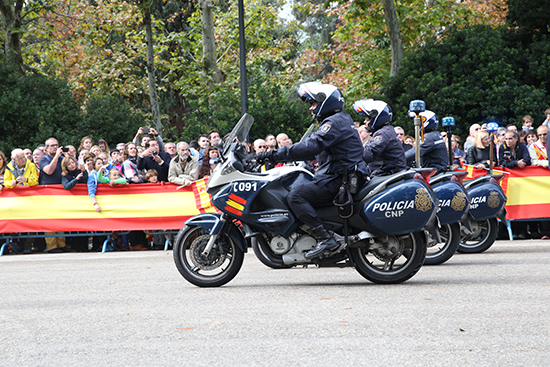 Desfile de vehículos de la Policía Nacional, al paso tres motocicletas modelos honda en linea.