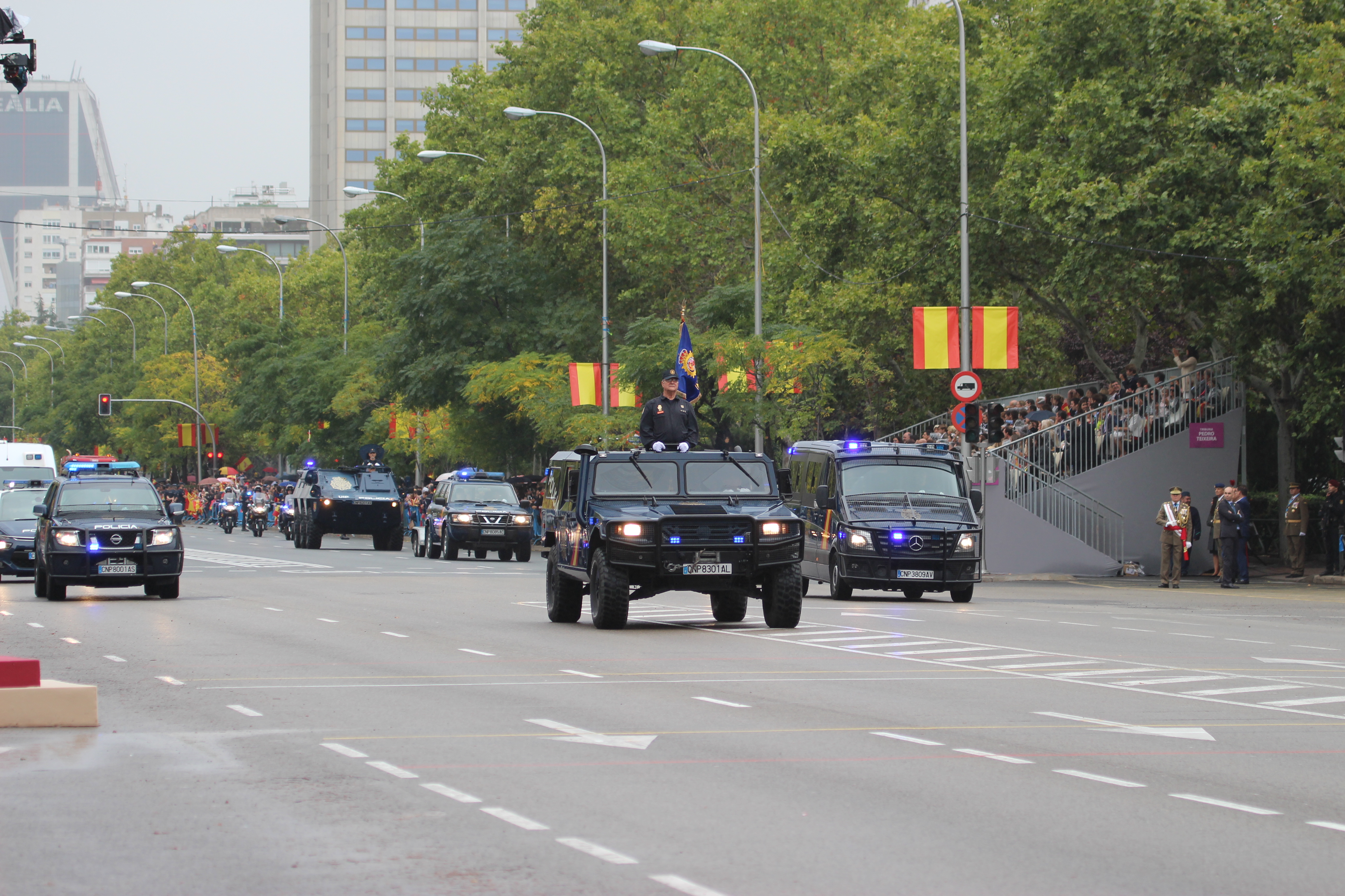 Vista de distintos vehículos policiales desfilando en formación