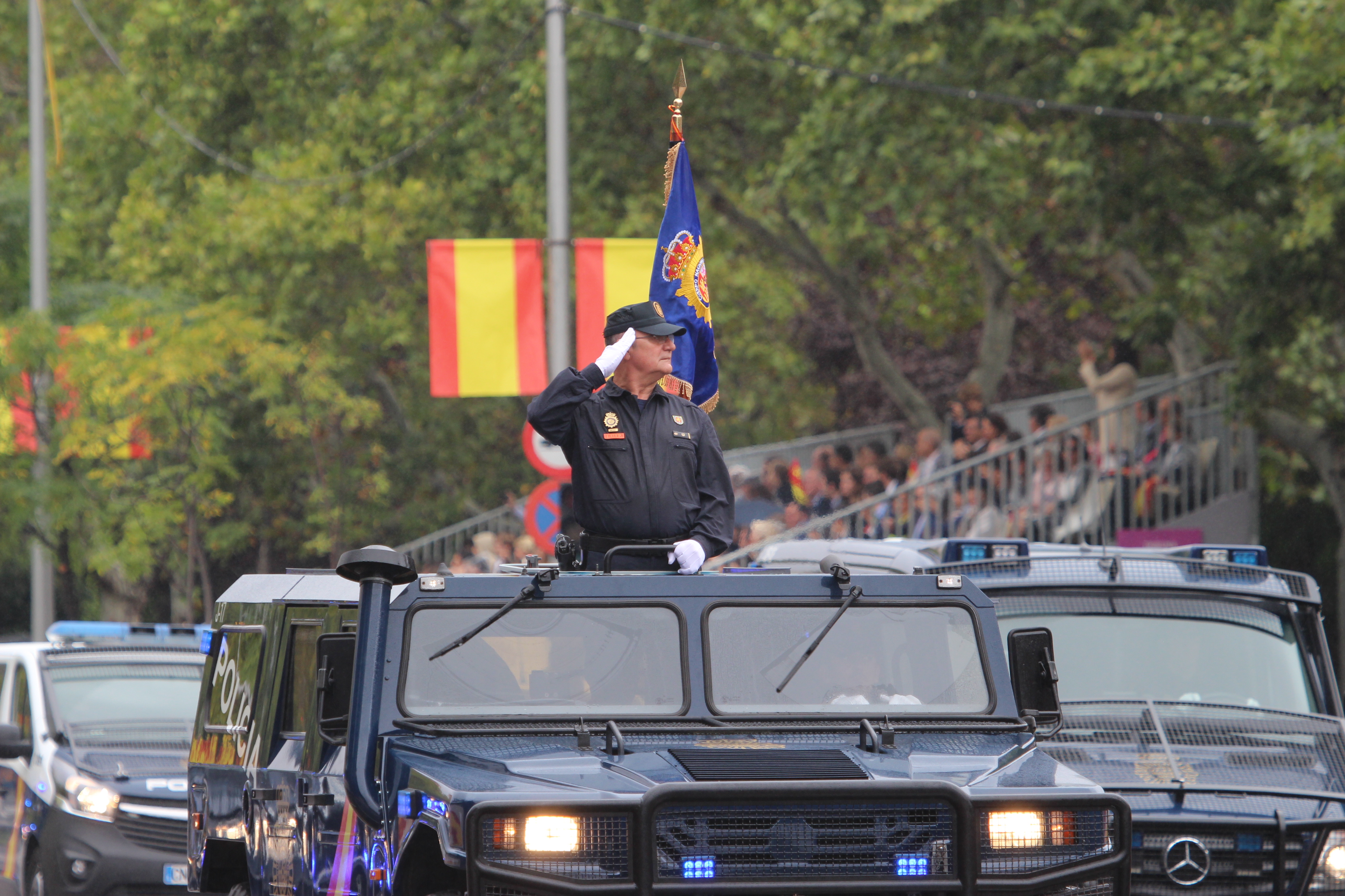 Integrante de la Unidad de Intervención Policial saludando a las autoridades desde vehículo URO Vamtac