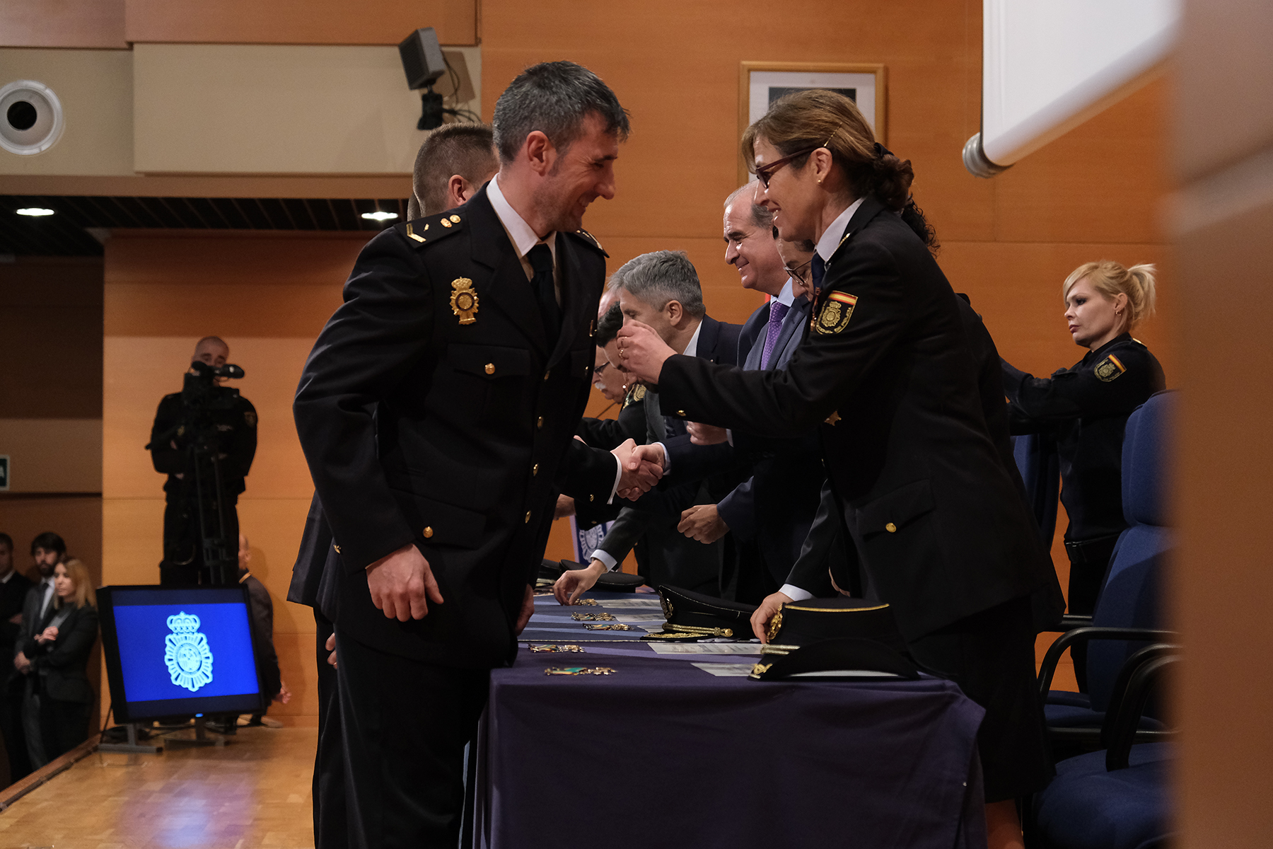 La Subdirectora General del Gabinete Técnico condecorando a un Policía Nacional.