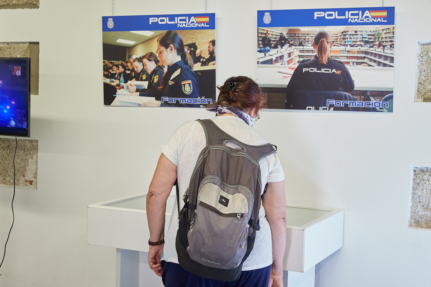 Un visitante observando la exposición de la Policía Nacional. 