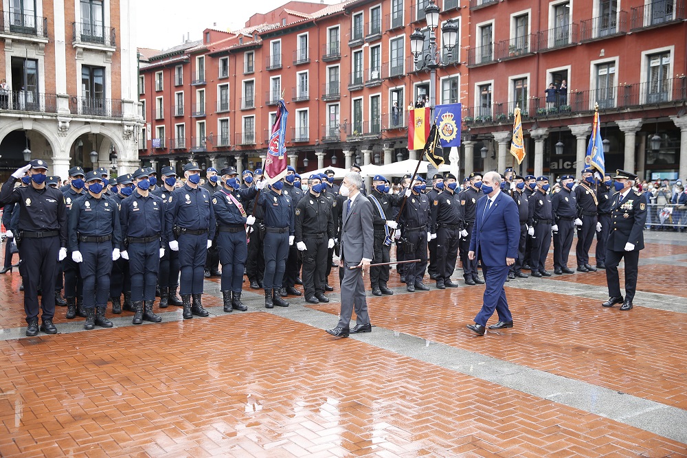 El Ministro del Interior y el Director General de la Policía pasando revista a los uniformados de la formación.