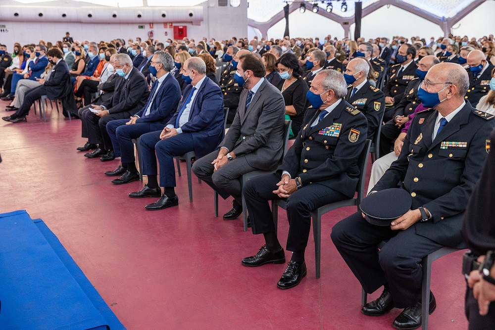 Primer plano del Director General de la Policía y el Director Adjunto Operativo, entre otras autoridades, sentados en la ceremonia de clausura. 