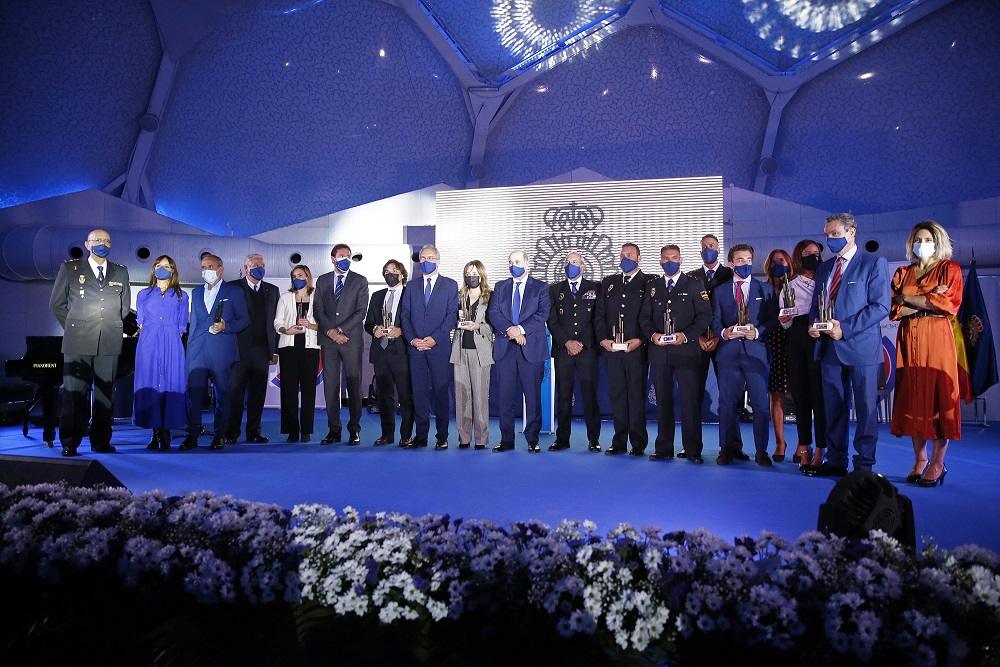 El Director General de la Policía, el Director Adjunto Operativo y otras autoridades posando tras la entrega de premios. 