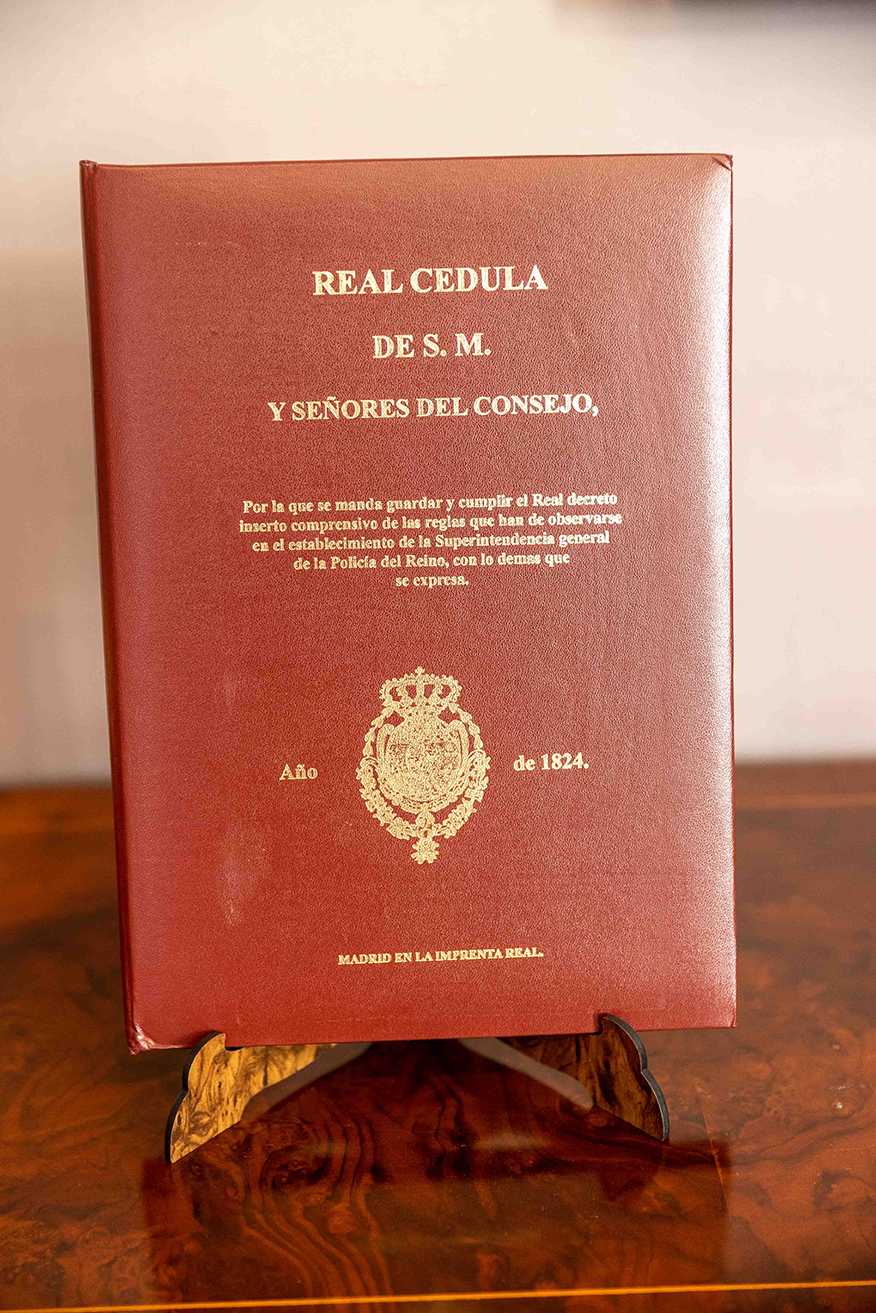 Libro de la Real Cedula de S.M. y Señores del Consejo del año 1824 por la que se manda guardar y cumplir el Real Decreto.