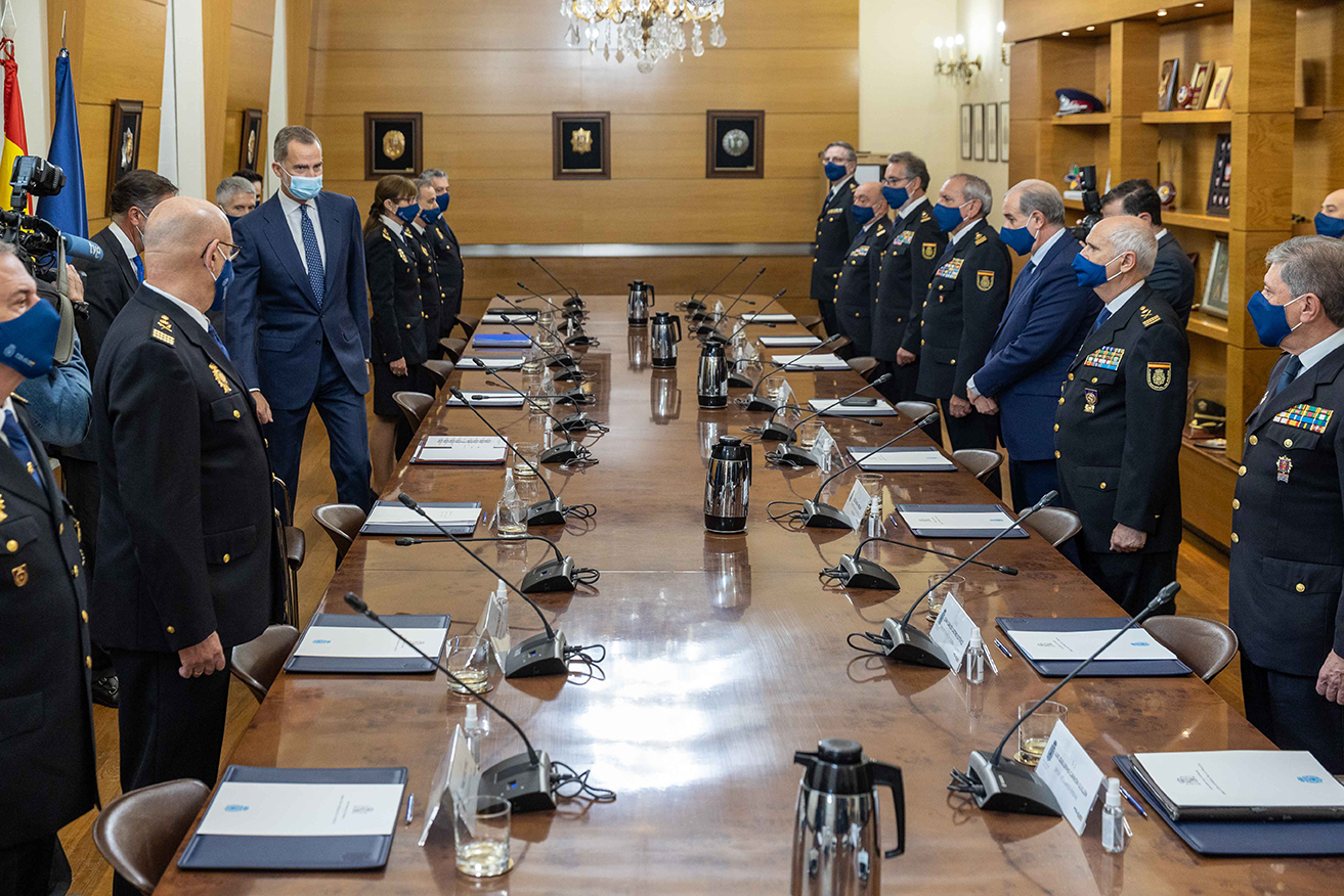 S.M. el Rey entrando en la sala de reuniones de la Dirección General de la Policía donde le espera la Junta de Gobierno de la Policía Nacional.