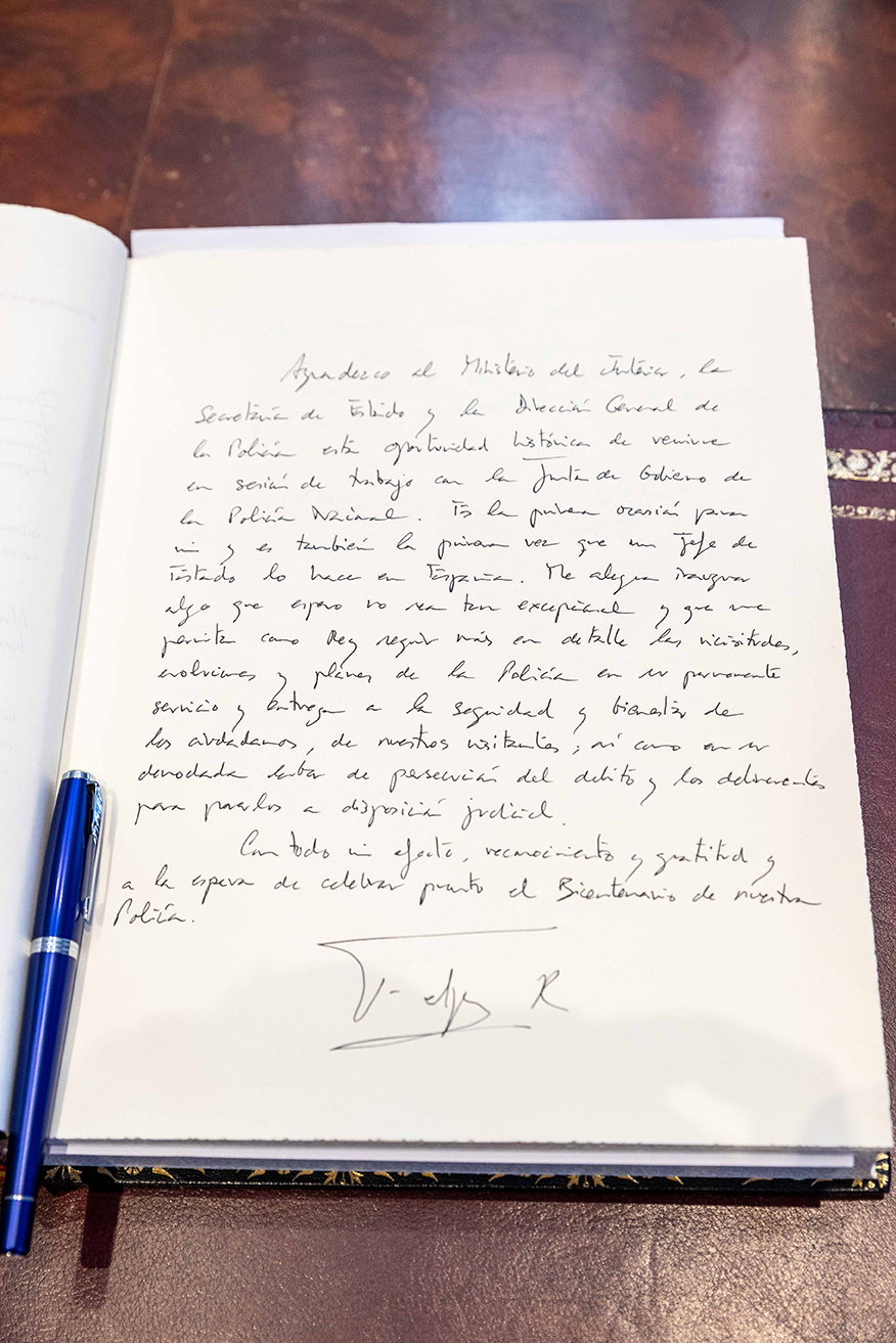 Escrito realizado y firmado por S.M. el Rey Felipe VI en el libro de visitas de la Dirección General de la Policía.