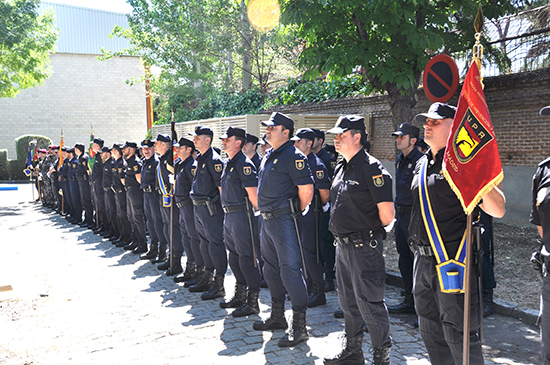 Formación de Policías Nacionales de la Unidad de Prevención y Reacción vestidos de uniforme.