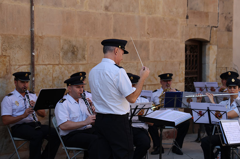 Fotografía en la que se puede ver al Director de la Banda de Música de la Policía Nacional dirigiendo a la banda.