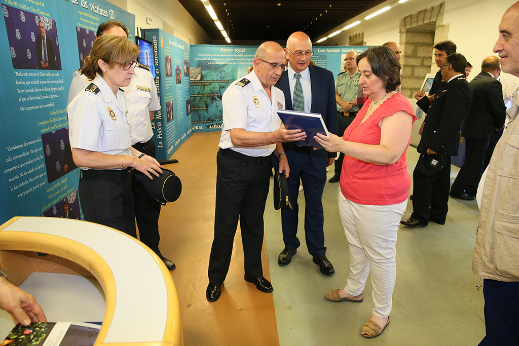 El D.A.O. haciendo entrega a la Alcaldesa de San Lorenzo del Escorial de un libro de la exposición, junto a autoridades y responsables policiales.