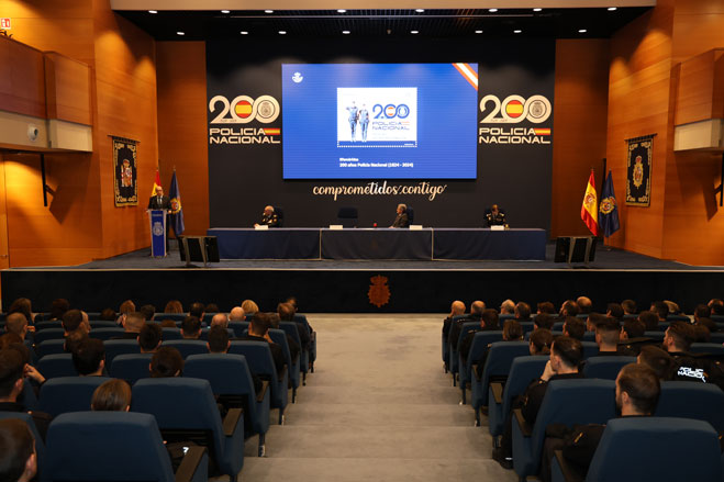 Salón de actos durante la presentación del sello conmemorativo del bicentenario de la Policía Española.