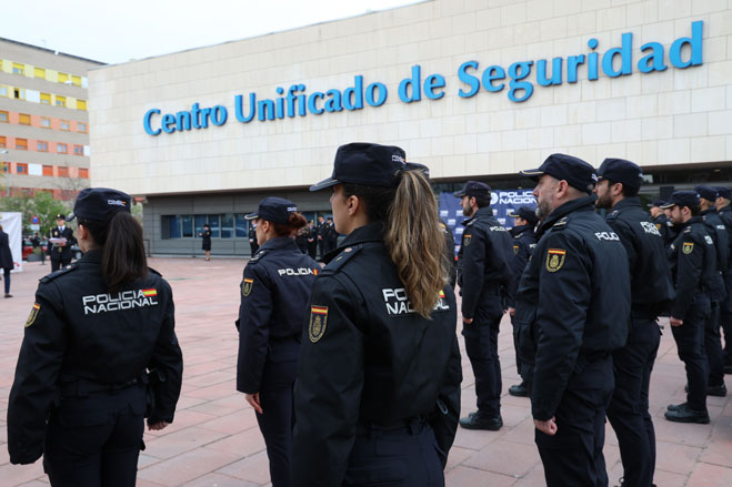 Miembros de la Policía Nacional en formación en la plaza junto al edificio del Centro Unificado de Seguridad.