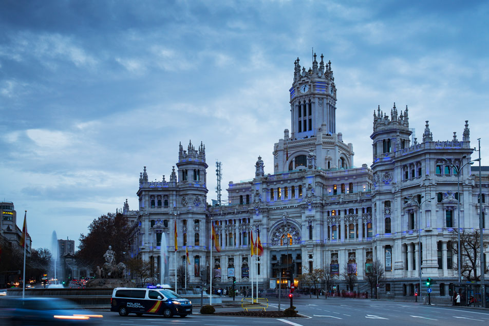 Palacio de Cibeles con la fachada iluminada en conmemoración al bicentenario de la Policía Española.